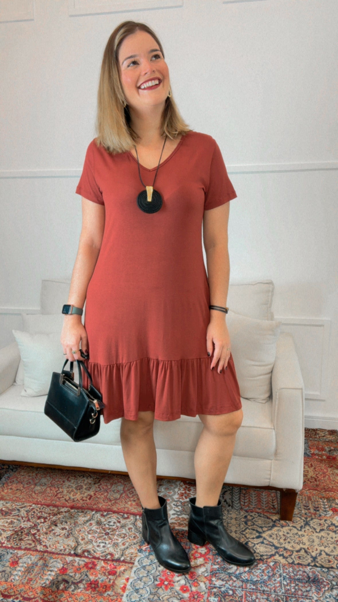 Vestido com Babado Gola V e Manga Curta Verona