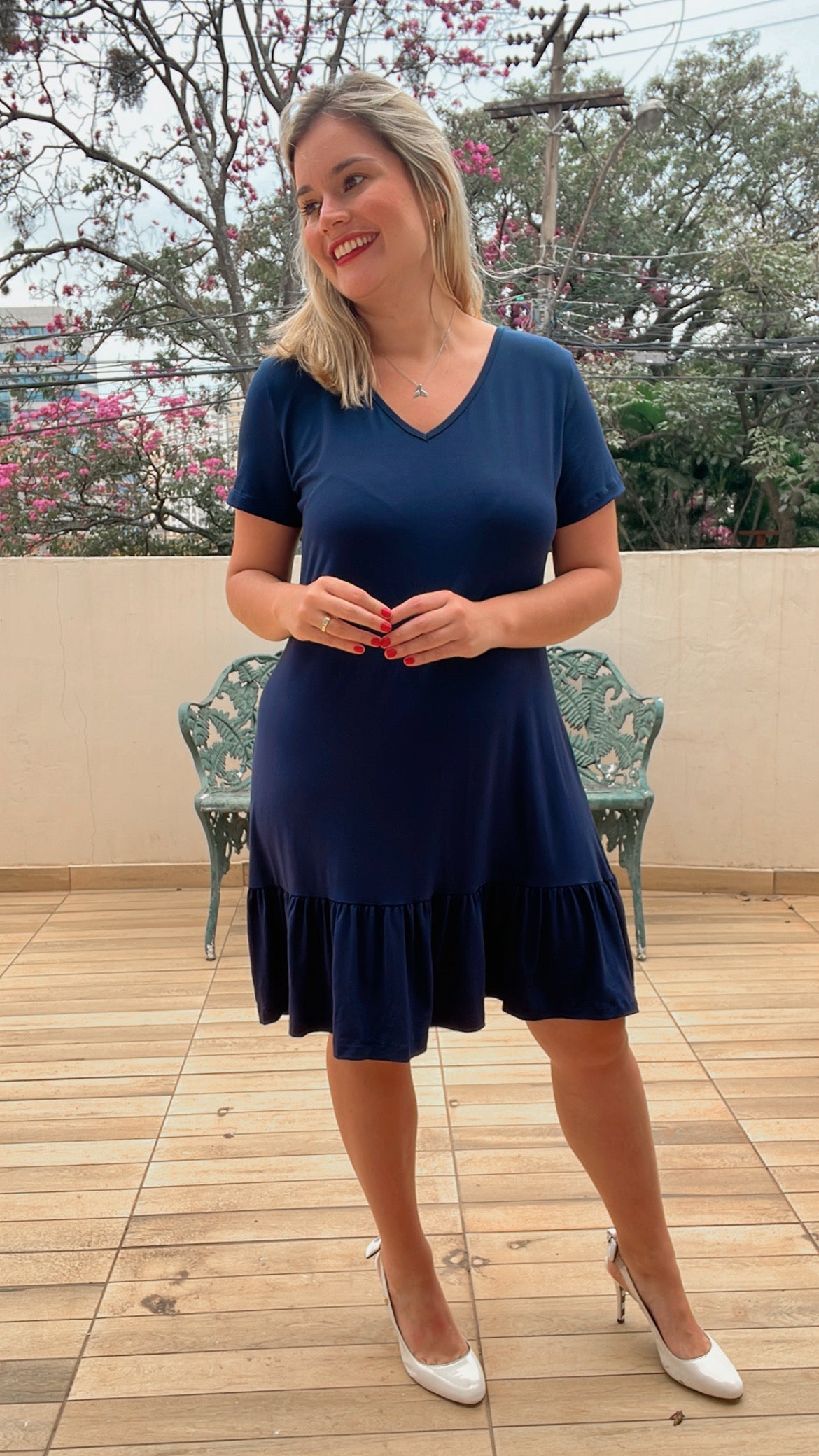 Vestido com Babado Gola V e Manga Curta Verona