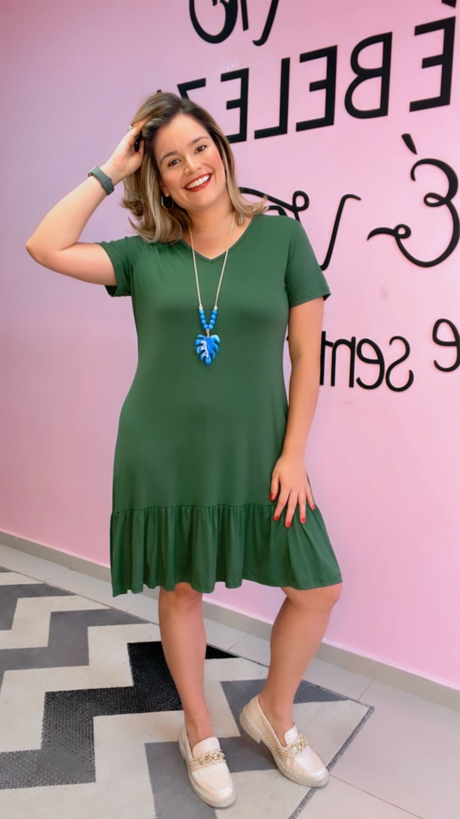 Vestido com Babado Gola V e Manga Curta Verona