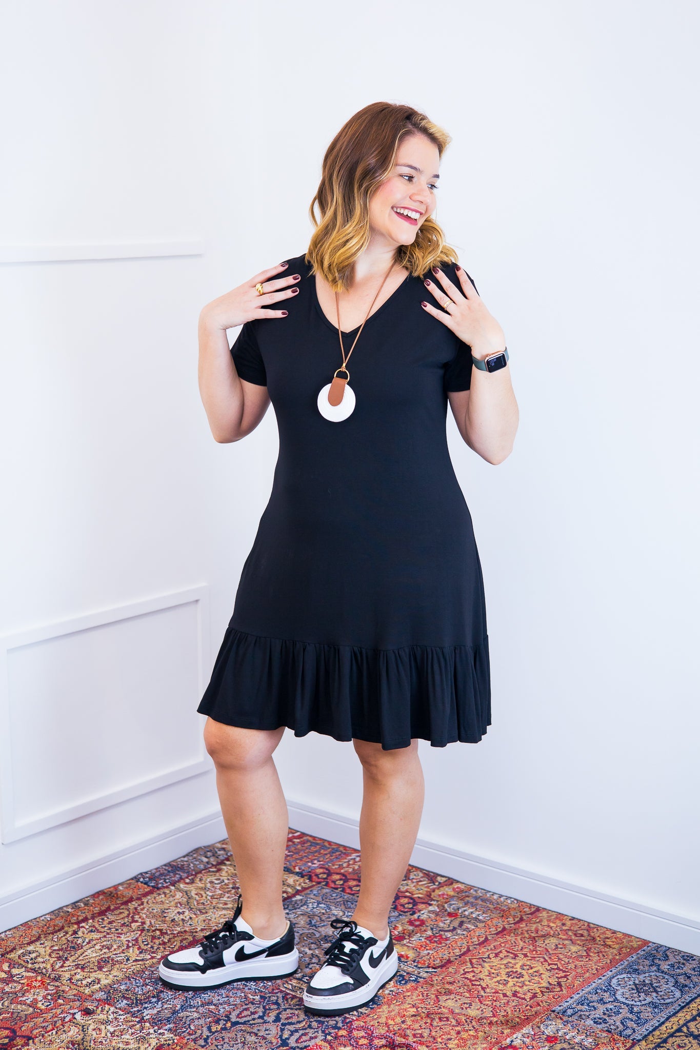 Vestido com Babado Gola V e Manga Curta Verona