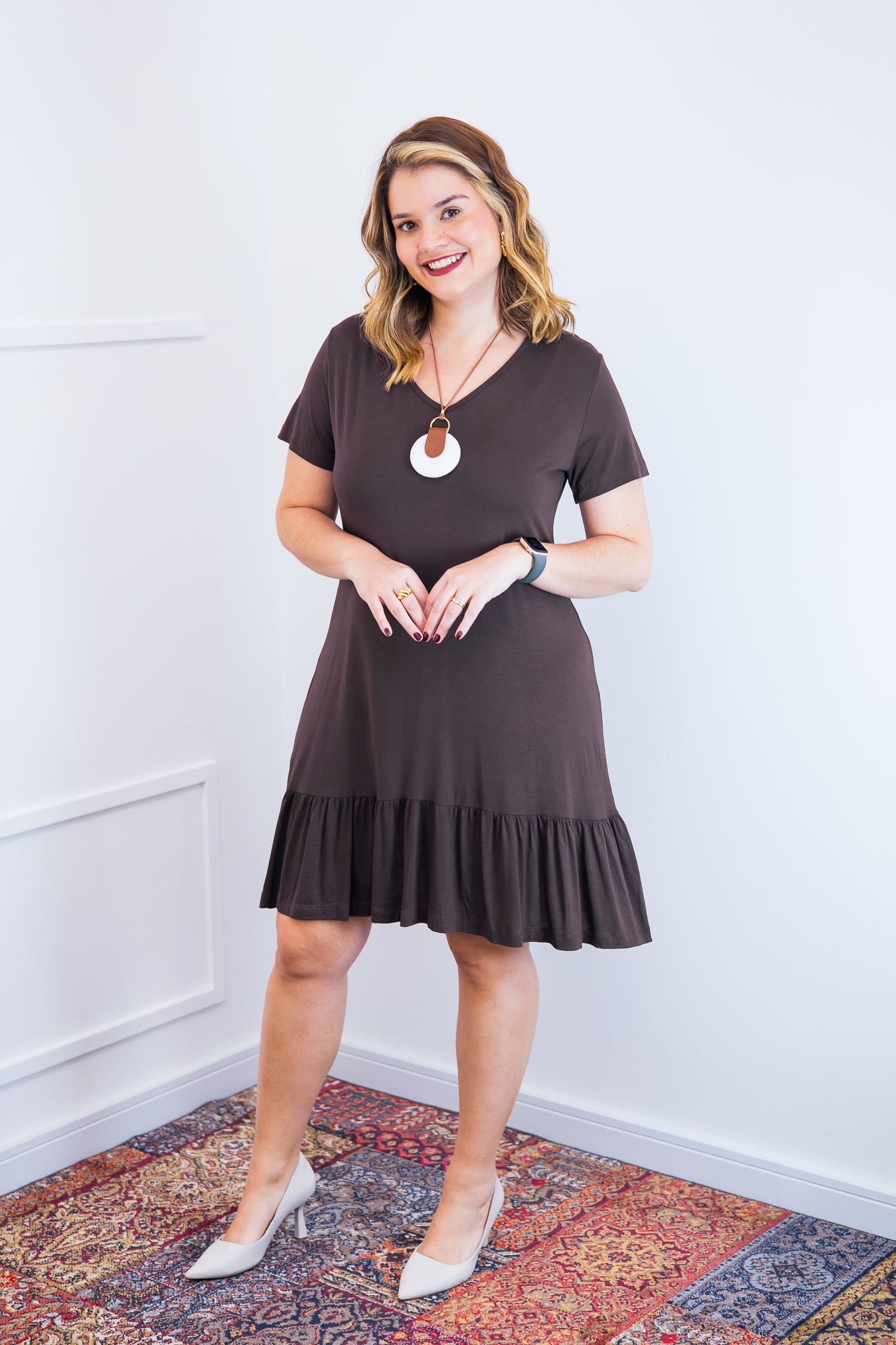 Vestido com Babado Gola V e Manga Curta Verona