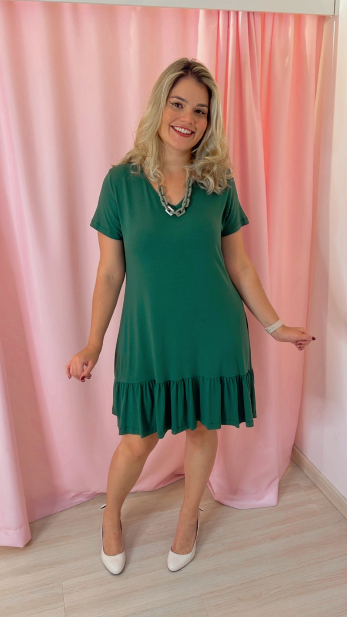 Vestido com Babado Gola V e Manga Curta Verona