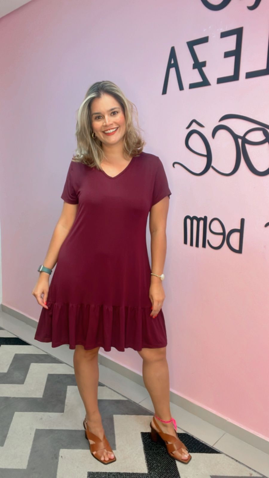 Vestido com Babado Gola V e Manga Curta Verona